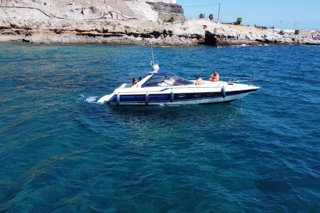 Adamas Botel *